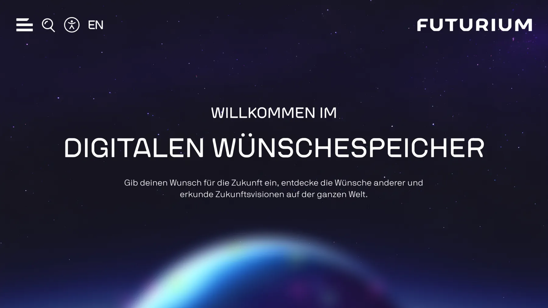 Webseite mit dem Logo 'FUTURIUM' oben rechts, Navigation oben links, mittig der Text 'WILLKOMMEN IM DIGITALEN WÜNSCHESPEICHER' und ein kurzer erklärender Text darunter vor einem dunklen, mit einem blauen Lichtschein versehenen Hintergrund.